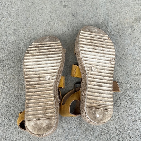 Universal Thread Platform Sandals - Picture 4 of 4